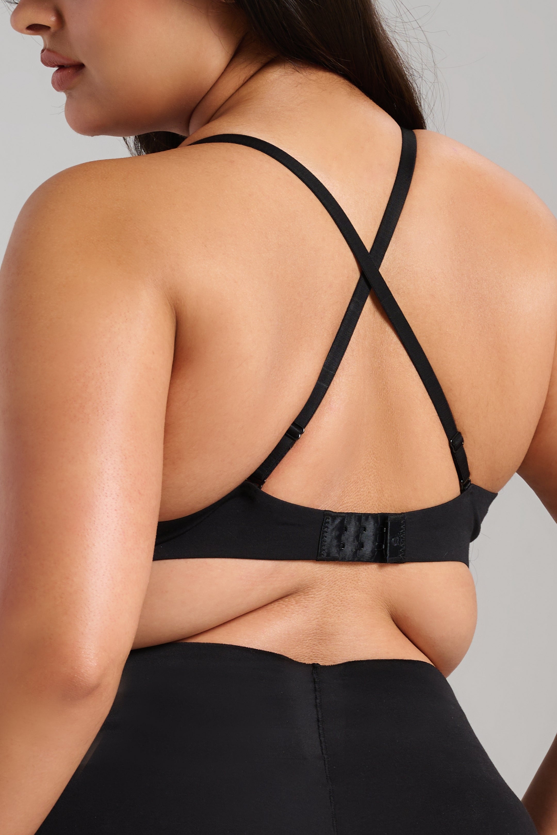Organic Cotton No-Show V-Scoop Bra - SIELLA - Color: Black Noir