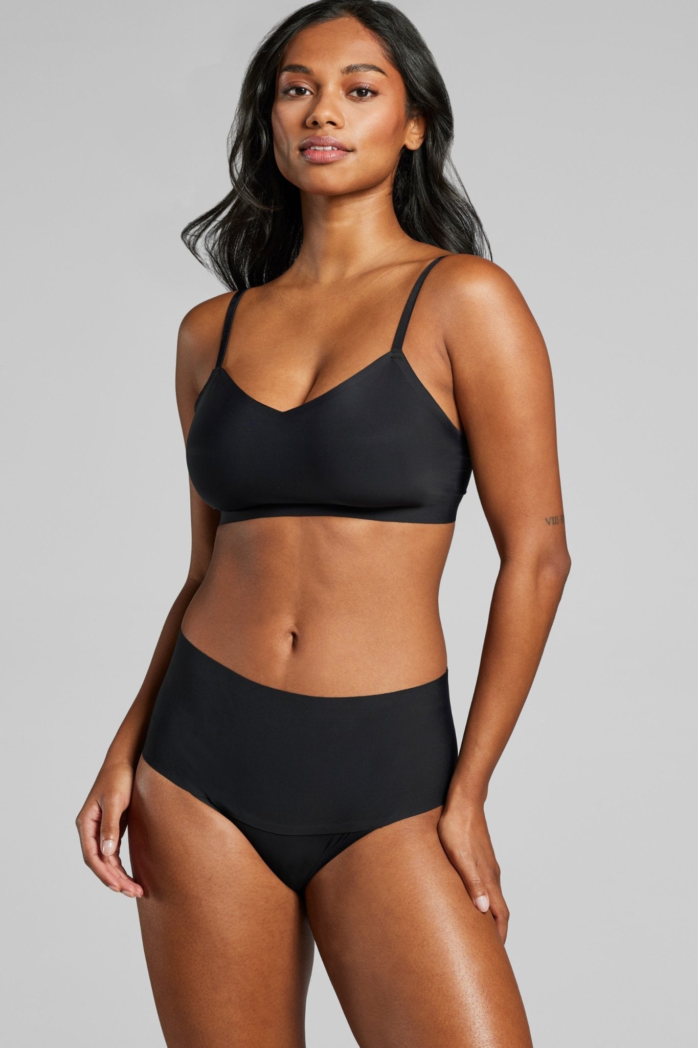 Invisible V - Neck Non - Padded Bra - Siella - Color: Black Noir