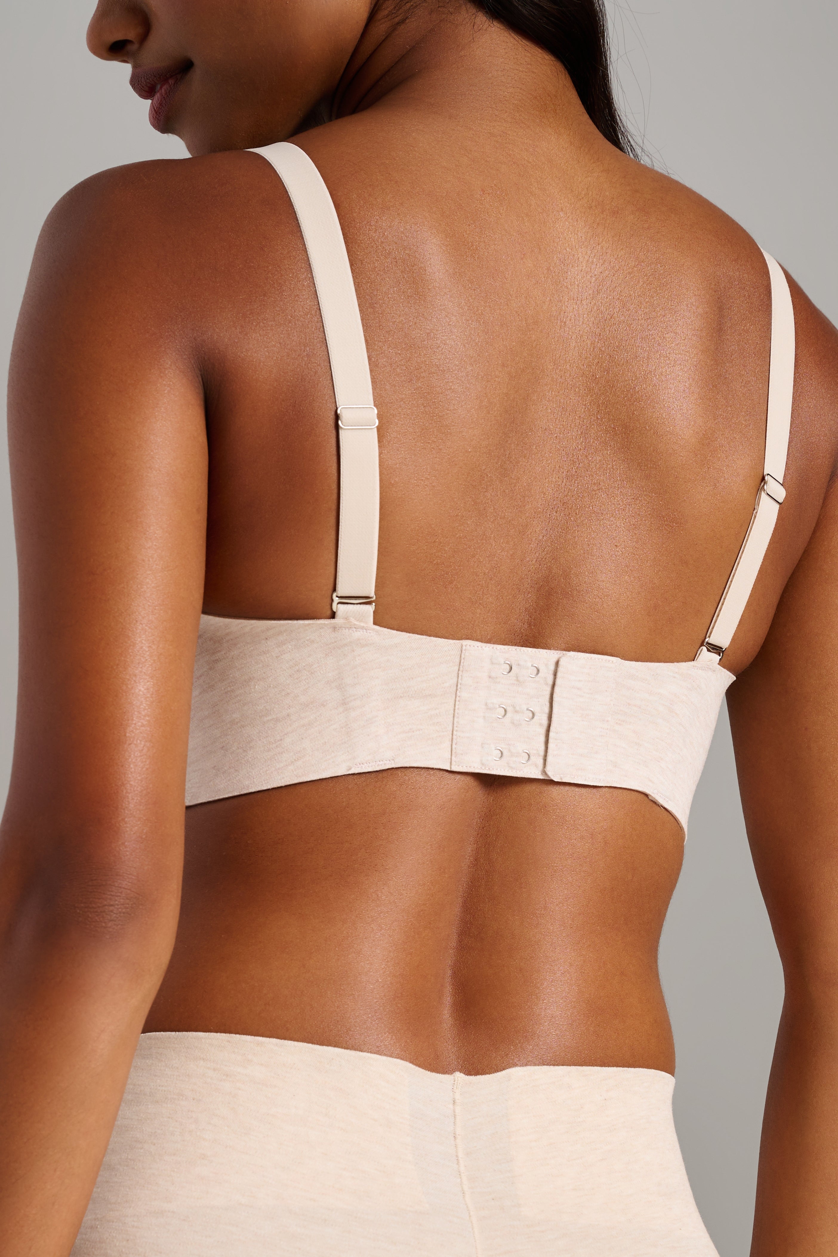 Organic Cotton No-Show V-Neck Foam Bra - Siella - Color: Oatmeal Avoine