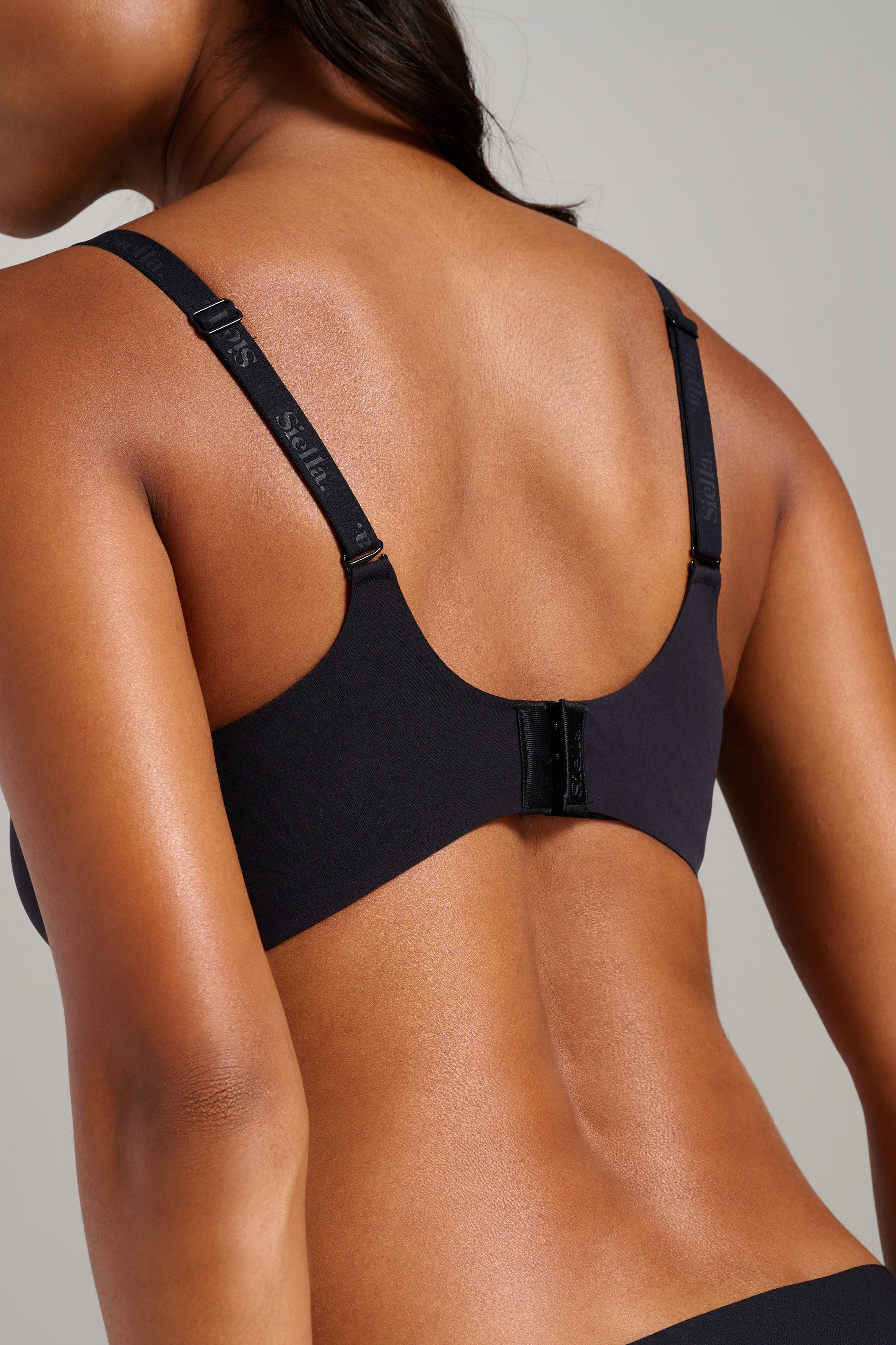No-Show Scoop Neck Bra - Siella - Color: Black Noir