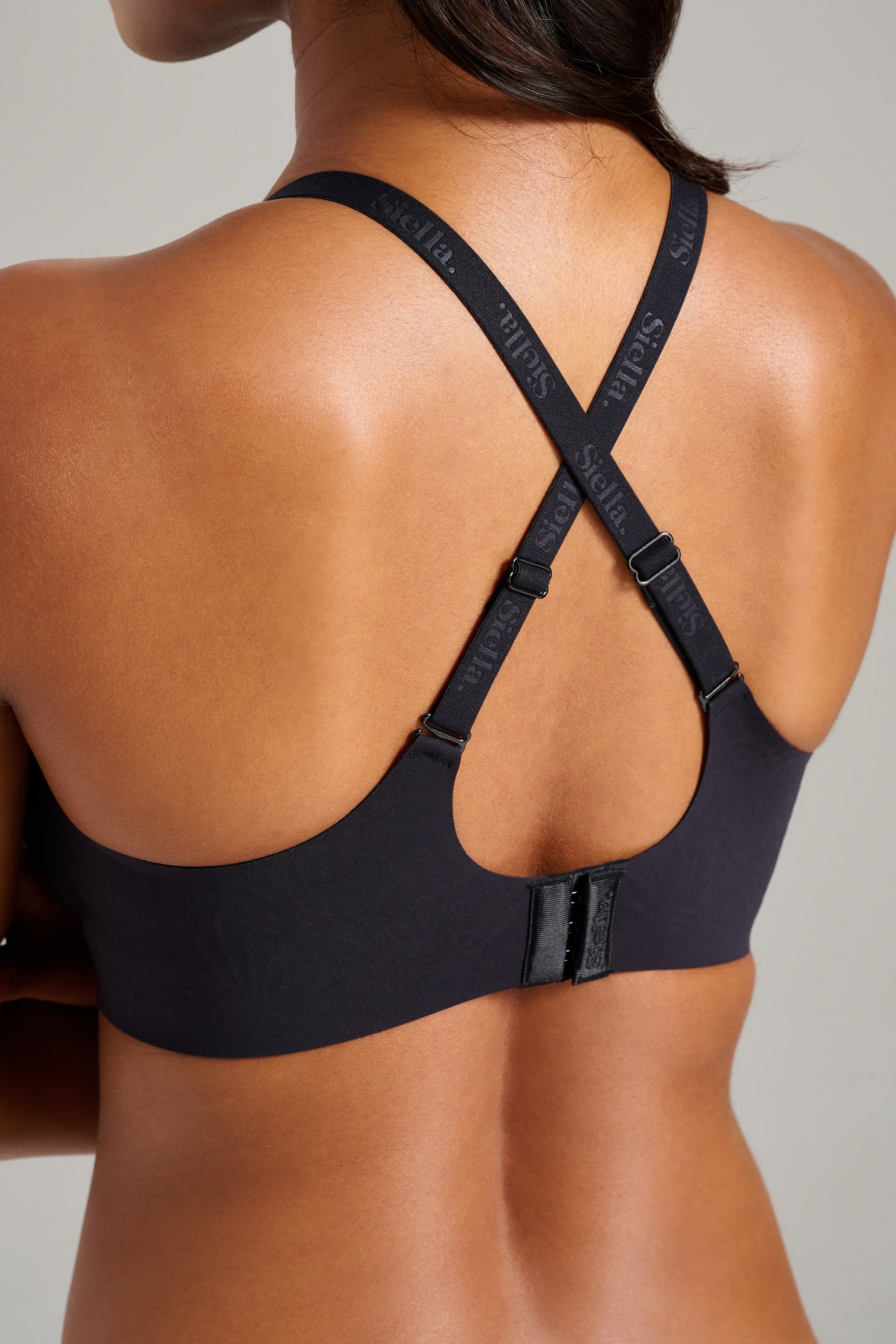 No-Show Scoop Neck Bra - Siella - Color: Black Noir