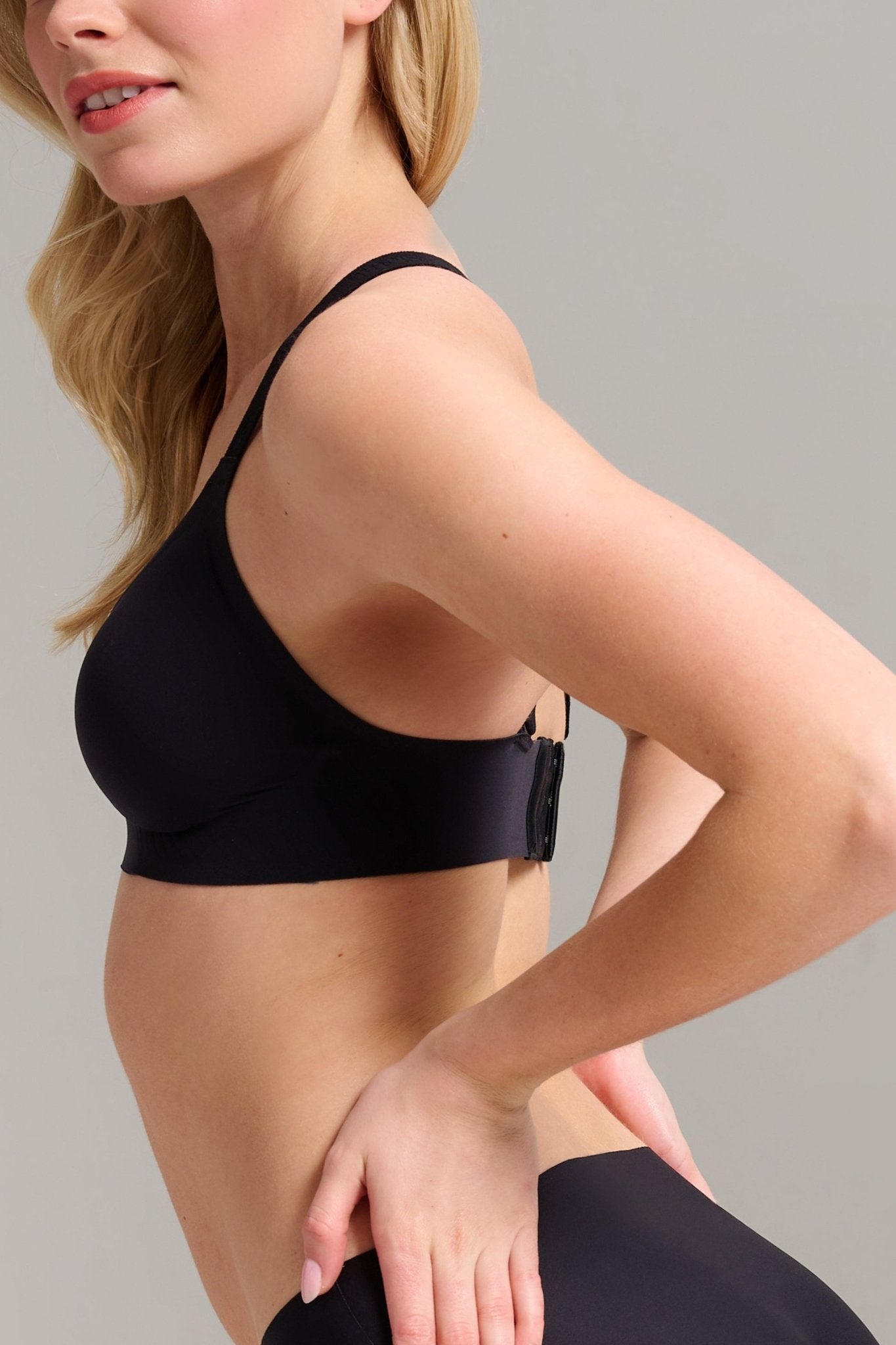 No-Show Triangle Seamless Bra - SIELLA - Color: Black Noir