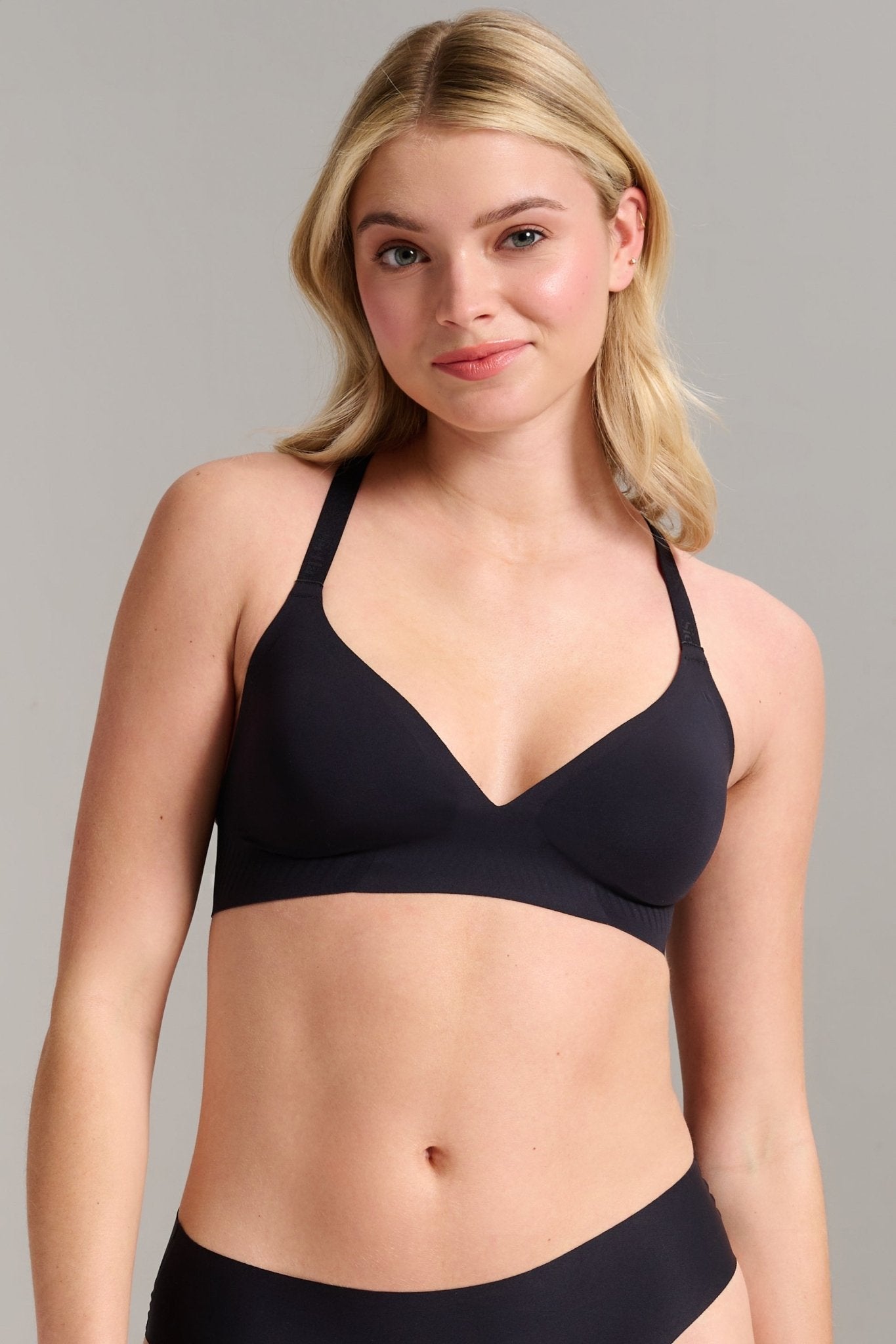No-Show Triangle Seamless Bra - SIELLA - Color: Black Noir